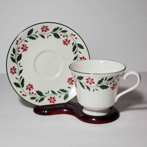 Royal Vale Teacup and Saucer Holly Winter Christmas Vintage